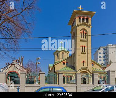 Belgrado, Serbia - 22 marzo 2022: Chiesa ortodossa serba, Santa madre di Dio a Crveni Krst Vracar, giornata della Primavera soleggiata nella capitale. Foto Stock