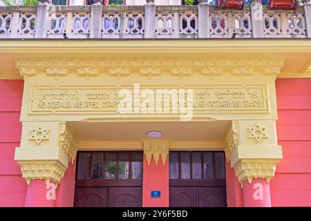 Belgrado, Serbia - 8 settembre 2021: Facciata colorata con messaggio in doppia lingua presso il Centro culturale Ebraico edificio Jevrejska Street Dorcol a Capit Foto Stock