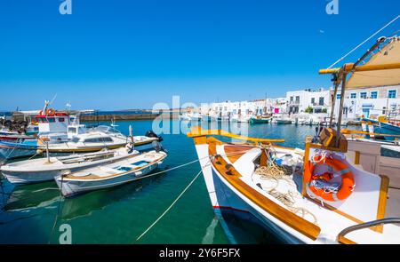 Barche da pesca legate ad un molo nel porto di Naoussa, Paros, Grecia. Tipiche barche da pesca e piccoli yacht ancorati nel porto Foto Stock