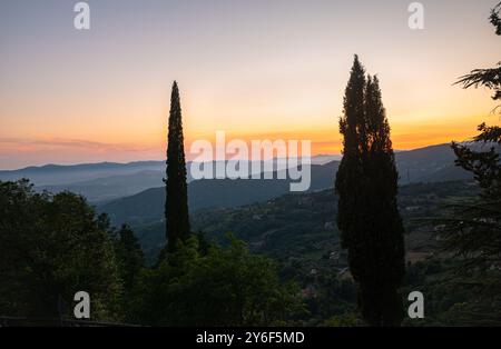 Splendida vista dei cipressi e della campagna ondulata del nord della Toscana dalla storica cittadina fortificata di Fosdinovo, Italia. Foto Stock