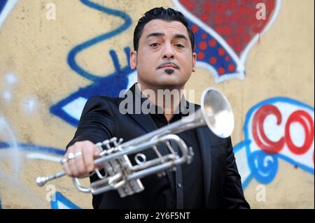 Milano Italia 05/11/2008: Roy Paci, cantante italiano, durante la trasmissione televisiva Scalo 76 Foto Stock