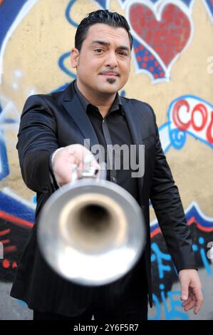 Milano Italia 05/11/2008: Roy Paci, cantante italiano, durante la trasmissione televisiva Scalo 76 Foto Stock