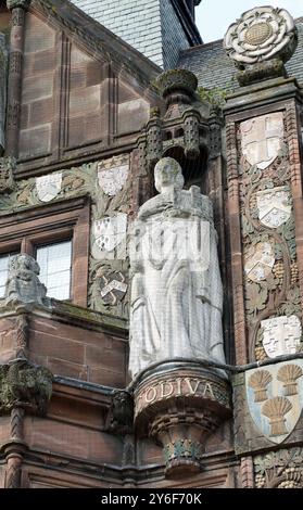 Statua di Lady Godiva scolpita nella pietra bianca di Portland da Henry Wilson sulla facciata della Coventry Council House Foto Stock