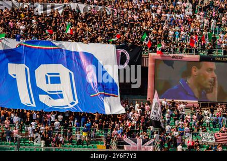 Palermo, Italia. 21 settembre 2024. Gli ultras palermitani ricordano Totò Schillaci allo Stadio Renzo Barbera durante la partita Palermo-Cesena, a Palermo, Italia, il 21 settembre 2024. (Foto di Antonio Melita/Pacific Press/Sipa USA) credito: SIPA USA/Alamy Live News Foto Stock