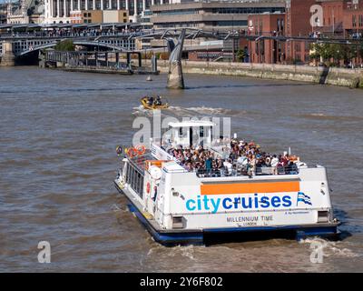 Crociere della città del Millennium Time, barca da diporto sul Tamigi in direzione del Millennium Bridge Foto Stock