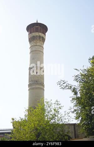 Il minareto della moschea Eyupoglu (Eyüpoğlu), un'attrazione turistica nel quartiere Sahinbey di Gaziantep. Architettura in Mesopotamia turca Foto Stock