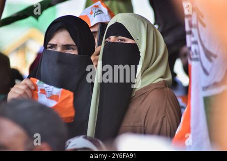 Srinagar, India. 23 settembre 2024. I sostenitori ascoltano il leader del partito dell'opposizione indiana Rahul Gandhi, che parla durante una manifestazione elettorale a Shaltang a circa 15 chilometri alla periferia di Srinagar, il Kashmir controllato dagli indiani, il 23 settembre 2024. (Foto di Mubashir Hassan/Pacific Press/Sipa USA) credito: SIPA USA/Alamy Live News Foto Stock