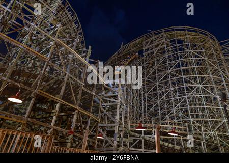 Kemah, Texas, Stati Uniti d'America - 21 giugno 2024: Persone che cavalcano le montagne russe di legno chiamate Bullett Foto Stock