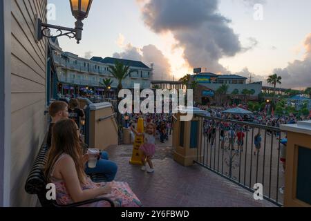 Kemah, Texas, USA - 21 giugno 2024: Persone che si godono una serata al Kemah Boardwalk. Foto Stock