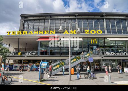 Terrassen am Zoo, McDonaldÂ S, Bahnhof Zoo, Charlottenburg, Berlino, Deutschland *** Terrassen am Zoo, McDonalds, Bahnhof Zoo, Charlottenburg, Berlino, Germania Foto Stock