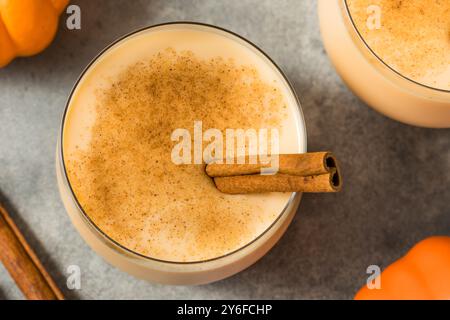 Succo di zucca rinfrescante con bastoncini alla cannella Foto Stock