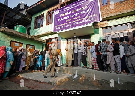 Srinagar, Kashmir. 25 settembre 2024. Le persone fanno la fila per votare durante la seconda fase delle elezioni in Kashmir. Le elezioni in Kashmir si svolgono dopo un divario di dieci anni in tre fasi per 47 seggi di assemblea del Kashmir. Le elezioni sono anche la prima volta dal 2019, quando l'India ha abrogato l'articolo 370 della sua costituzione che ha concesso l'autonomia al Kashmir. Foto Stock