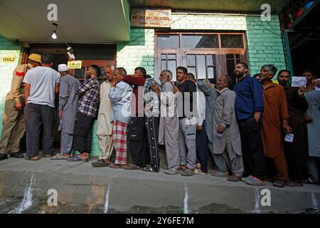 Srinagar, Kashmir. 25 settembre 2024. Le persone fanno la fila per votare durante la seconda fase delle elezioni in Kashmir. Le elezioni in Kashmir si svolgono dopo un divario di dieci anni in tre fasi per 47 seggi di assemblea del Kashmir. Le elezioni sono anche la prima volta dal 2019, quando l'India ha abrogato l'articolo 370 della sua costituzione che ha concesso l'autonomia al Kashmir. Foto Stock