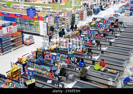 Toronto, Ontario / Canada - 16 luglio 2024: Vista dall'alto del supermercato al momento del check-out Foto Stock