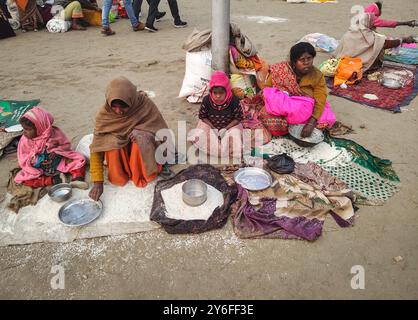 PRAYAGRAJ, UTTAR PRADESH, INDIA - 14 AGOSTO 2023: Giovane donna indiana mendicante con il suo bambino mendicante per strada. Foto Stock