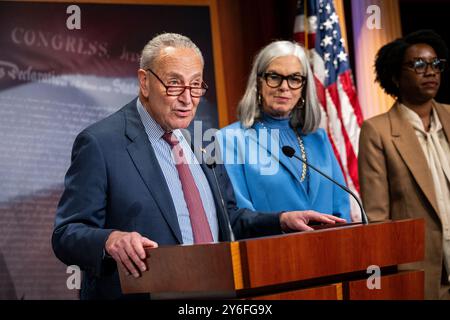 Washington, Stati Uniti. 25 settembre 2024. Il senatore Chuck Schumer (D-N.Y.), leader della maggioranza del Senato, a sinistra, parla durante una conferenza stampa sull'ACA e l'assistenza sanitaria con altri democratici, al Campidoglio degli Stati Uniti, a Washington, DC, mercoledì 25 settembre, 2024. (Graeme Sloan/Sipa USA) credito: SIPA USA/Alamy Live News Foto Stock
