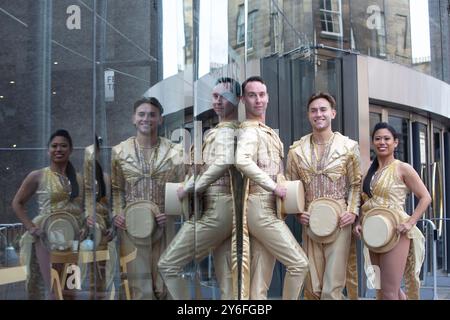 Edimburgo, Regno Unito. , . Il cast di Una Chorus Line abbaglierà di fronte al Festival Theatre di Edimburgo, prima di ballare sul palco quella sera che va da martedì 24 a sabato 28 settembre. Foto: Josh Kiernan-Ensemble, Rachel Jayne Picar -Connie Wong, Redmand Rance -Mike Costa foto credito: Pako Mera/Alamy Live News Foto Stock