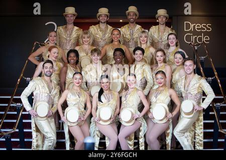 Edimburgo, Regno Unito. , . Il cast di Una Chorus Line abbaglierà di fronte al Festival Theatre di Edimburgo, prima di ballare sul palco quella sera che va da martedì 24 a sabato 28 settembre. Foto: Josh Kiernan-Ensemble, Rachel Jayne Picar -Connie Wong, Redmand Rance -Mike Costa foto credito: Pako Mera/Alamy Live News Foto Stock