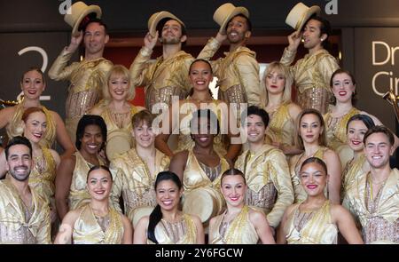 Edimburgo, Regno Unito. , . Il cast di Una Chorus Line abbaglierà di fronte al Festival Theatre di Edimburgo, prima di ballare sul palco quella sera che va da martedì 24 a sabato 28 settembre. Foto: Josh Kiernan-Ensemble, Rachel Jayne Picar -Connie Wong, Redmand Rance -Mike Costa foto credito: Pako Mera/Alamy Live News Foto Stock