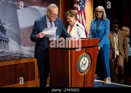 Washington, Stati Uniti. 25 settembre 2024. Il senatore Chuck Schumer (D-N.Y.), leader della maggioranza del Senato, a sinistra, arriva per una conferenza stampa sull'ACA e l'assistenza sanitaria con altri democratici, al Campidoglio degli Stati Uniti, a Washington, DC, mercoledì 25 settembre, 2024. (Graeme Sloan/Sipa USA) credito: SIPA USA/Alamy Live News Foto Stock