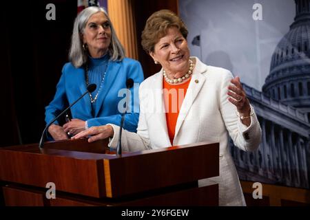 Washington, Stati Uniti. 25 settembre 2024. La senatrice Jeanne Shaheen (D-N.H.) parla durante una conferenza stampa sull'ACA e l'assistenza sanitaria con altri democratici, al Campidoglio degli Stati Uniti, a Washington, DC, mercoledì 25 settembre, 2024. (Graeme Sloan/Sipa USA) credito: SIPA USA/Alamy Live News Foto Stock
