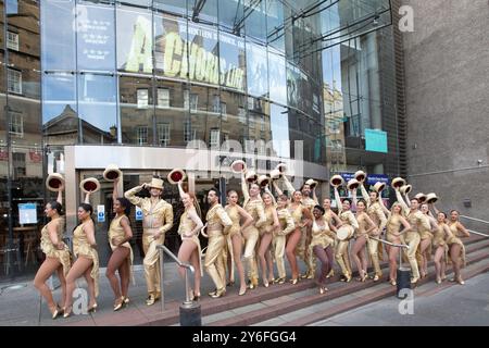 Edimburgo, Regno Unito. , . Il cast di Una Chorus Line abbaglierà di fronte al Festival Theatre di Edimburgo, prima di ballare sul palco quella sera che va da martedì 24 a sabato 28 settembre. Foto: Josh Kiernan-Ensemble, Rachel Jayne Picar -Connie Wong, Redmand Rance -Mike Costa foto credito: Pako Mera/Alamy Live News Foto Stock