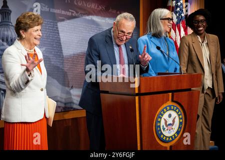 Washington, Stati Uniti. 25 settembre 2024. Senatore Chuck Schumer (D-N.Y.), leader della maggioranza del Senato, centro, durante una conferenza stampa sull'ACA e l'assistenza sanitaria con altri democratici, presso il Campidoglio degli Stati Uniti, a Washington, DC, mercoledì 25 settembre, 2024. (Graeme Sloan/Sipa USA) credito: SIPA USA/Alamy Live News Foto Stock