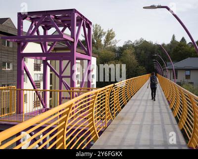 Sinaia, Romania - 25 settembre 2024 - Ponte pedonale giallo vibrante che collega i quartieri. Foto Stock