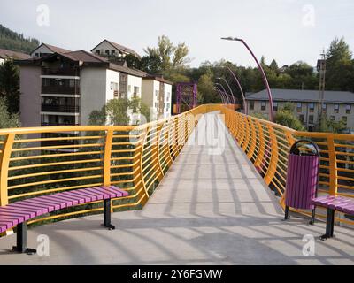 Sinaia, Romania - 25 settembre 2024 - Ponte pedonale giallo vibrante che collega i quartieri. Foto Stock