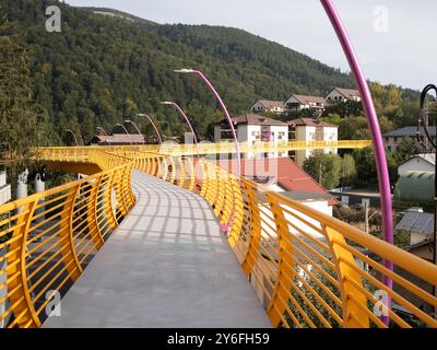 Sinaia, Romania - 25 settembre 2024 - Ponte pedonale giallo vibrante che collega i quartieri. Foto Stock