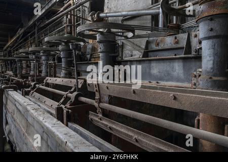 macchinari storici di un sito minerario abbandonato Foto Stock