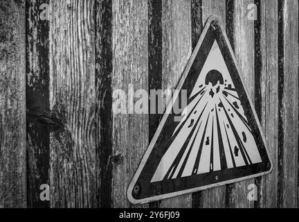 Cartello esplosivo su una porta di legno pigiata. Foto Stock
