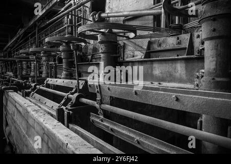 macchinari storici di un sito minerario abbandonato Foto Stock