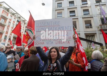 Milano, Italia. 25 settembre 2024. Presidio contro il DDL sicurezza 'No alla repressione' con Cgil, Anpi, PD, AVS in corso Monforte - Milano, Italia - Mercoledì, 25 settembre 2024 (foto Stefano porta/LaPresse) protesta contro la legge sulla sicurezza 'No alla repressione' con CGIL, Anpi, PD, AVS in corso Monforte - Milano, Italia - mercoledì, 25 settembre 2024 (foto Stefano porta/LaPresse) credito: LaPresse/Alamy Live News Foto Stock