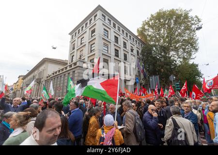 Milano, Italia. 25 settembre 2024. Presidio contro il DDL sicurezza 'No alla repressione' con Cgil, Anpi, PD, AVS in corso Monforte - Milano, Italia - Mercoledì, 25 settembre 2024 (foto Stefano porta/LaPresse) protesta contro la legge sulla sicurezza 'No alla repressione' con CGIL, Anpi, PD, AVS in corso Monforte - Milano, Italia - mercoledì, 25 settembre 2024 (foto Stefano porta/LaPresse) credito: LaPresse/Alamy Live News Foto Stock