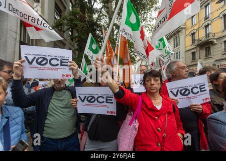 Milano, Italia. 25 settembre 2024. Presidio contro il DDL sicurezza 'No alla repressione' con Cgil, Anpi, PD, AVS in corso Monforte - Milano, Italia - Mercoledì, 25 settembre 2024 (foto Stefano porta/LaPresse) protesta contro la legge sulla sicurezza 'No alla repressione' con CGIL, Anpi, PD, AVS in corso Monforte - Milano, Italia - mercoledì, 25 settembre 2024 (foto Stefano porta/LaPresse) credito: LaPresse/Alamy Live News Foto Stock