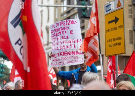 Milano, Italia. 25 settembre 2024. Presidio contro il DDL sicurezza 'No alla repressione' con Cgil, Anpi, PD, AVS in corso Monforte - Milano, Italia - Mercoledì, 25 settembre 2024 (foto Stefano porta/LaPresse) protesta contro la legge sulla sicurezza 'No alla repressione' con CGIL, Anpi, PD, AVS in corso Monforte - Milano, Italia - mercoledì, 25 settembre 2024 (foto Stefano porta/LaPresse) credito: LaPresse/Alamy Live News Foto Stock