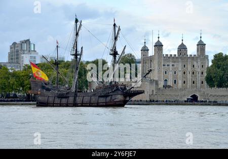 El Galeón Andalucía è raffigurato mentre naviga oltre la Torre di Londra. La replica storicamente accurata di un galeone spagnolo del XVI-XVII secolo ed era lau Foto Stock