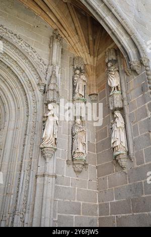 Avila, Castilla y Leon, Spagna - 18 agosto 2024: Dettagli architettonici dell'ingresso al monastero reale di San Tommaso nella città di Avila Foto Stock