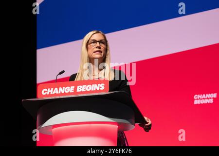 Eleanor Reeves Presidente del Partito laburista e Ministro senza portafoglio ( sorella di Rachel Reeves) interviene all'ultimo giorno di Conferenza. Eleanor ( Ellie) è stata abbracciata dal vice primo ministro Angela Rayner dopo aver parlato. Liverpool Regno Unito. Immagine: Garyroberts/worldwidefeatures.com Foto Stock