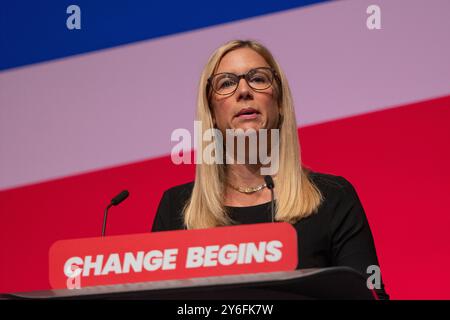 Eleanor Reeves Presidente del Partito laburista e Ministro senza portafoglio ( sorella di Rachel Reeves) interviene all'ultimo giorno di Conferenza. Eleanor ( Ellie) è stata abbracciata dal vice primo ministro Angela Rayner dopo aver parlato. Liverpool Regno Unito. Immagine: Garyroberts/worldwidefeatures.com Foto Stock