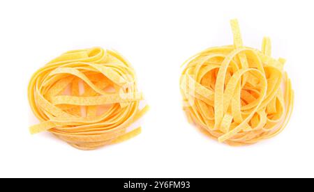 Due fettuccini nidi di pasta isolato su bianco. Foto Stock