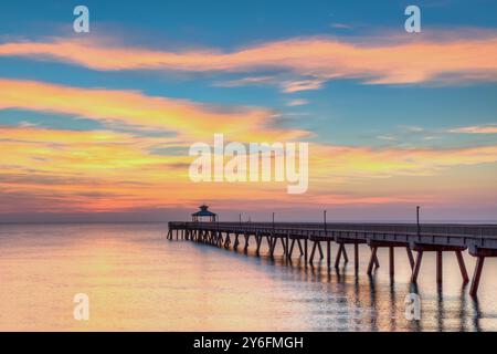 L'alba pastello al molo di Deerfield Beach mostra serene onde oceaniche e il tranquillo litorale Foto Stock