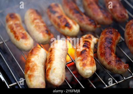 Piacevolmente salsicce alla griglia su un intero background Foto Stock