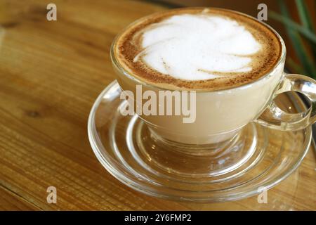 Tazza di caffè cappuccino isolato sul tavolo Foto Stock