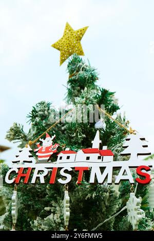 Splendido albero di Natale contro il cielo azzurro Foto Stock