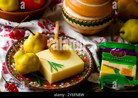 Fette di formaggio di pecora, miele e pere su un piatto di ceramik . stile rustico. Messa a fuoco selettiva Foto Stock