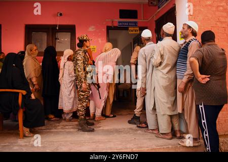 Srinagar, India. 25 settembre 2024. Gli elettori sono schierati fuori dal seggio elettorale di Charari Sharief per la seconda fase delle elezioni di assemblea in Kashmir il 25 settembre 2024. Il sondaggio è iniziato alle 7:00 e terminerà alle 18:00, con oltre 2,5 milioni di elettori disposti a votare in sei distretti, tre nella valle del Kashmir e tre nella divisione Jammu. Questo è il primo sondaggio di assemblea nella regione ristiva da quando il suo status speciale e la sua sovranità sono stati eliminati cinque anni fa. (Foto di Danish Showkat/ credito: SIPA USA/Alamy Live News Foto Stock