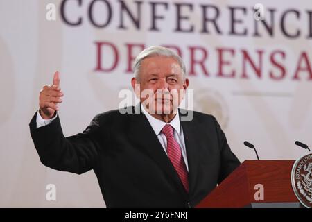 Città del Messico, Messico. 25 settembre 2024. Il presidente messicano Andres Manuel Lopez Obrador parla della lettera che ha inviato ai genitori dei 43 dispersi Ayotzinapa normalistas, alla conferenza informativa di fronte ai media, al Palazzo Nazionale. Il 25 settembre 2024 a città del Messico, Messico. (Foto di Carlos Santiago/ credito: Eyepix Group/Alamy Live News Foto Stock