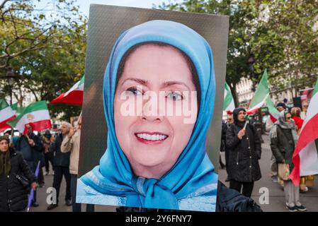 Un poster con una foto di Maryam Rajavi, presidente eletto del Consiglio nazionale di resistenza dell'Iran. Dimostrazione per celebrare il secondo anniversario della rivolta in Iran, per denunciare la brutale repressione del regime iraniano e l'escalation delle esecuzioni negli ultimi mesi. Organizzato da varie organizzazioni. Francia, Parigi, 13 settembre 2024. Foto di Patricia Huchot-Boissier / Agence DyF. Foto Stock